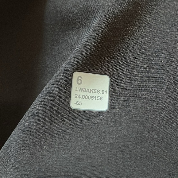 Lululemon sz 6 Softstreme High-Rise Midi Skirt
Black, new without tags - Picture 7 of 13